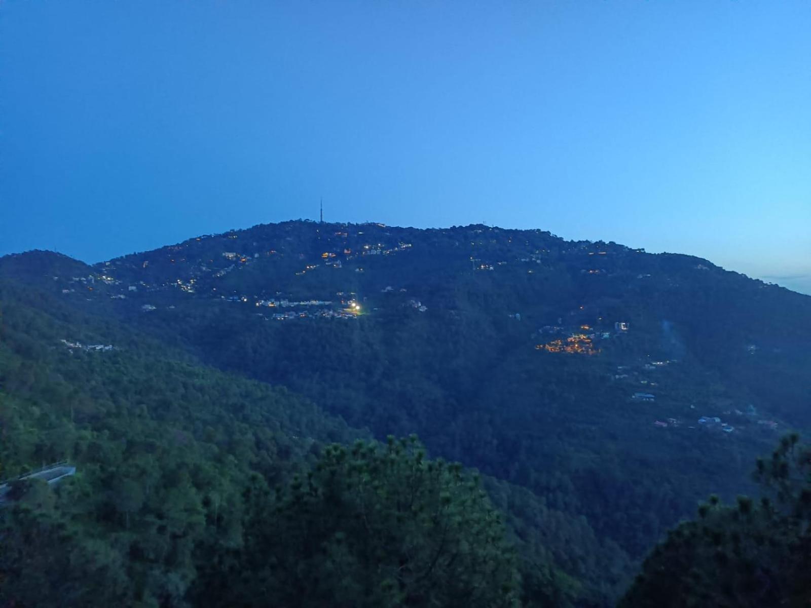The Western Heights I Serviced Apartments I Pvt Balcony I Lift I Peacefull Area I Family Accomodation I Kasauli I By Exotic Stays ภายนอก รูปภาพ